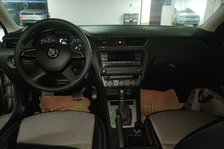 Used Skoda Octavia 2016 1.6L Automatic Chuanxing Edition Center Console