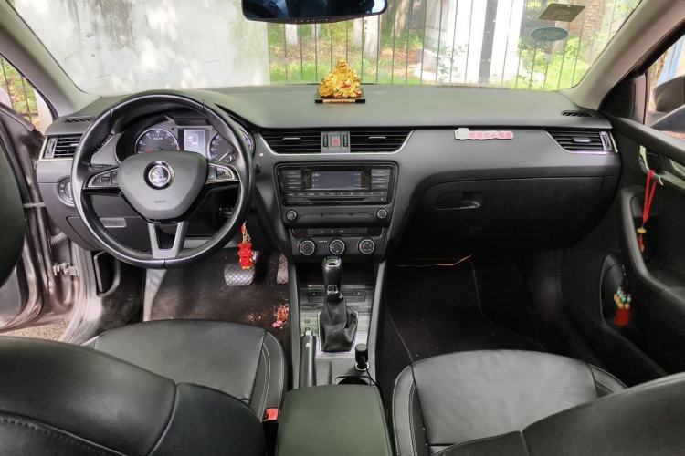 Used Skoda Octavia 2016 1.6L Automatic Smart Drive Edition Center Console