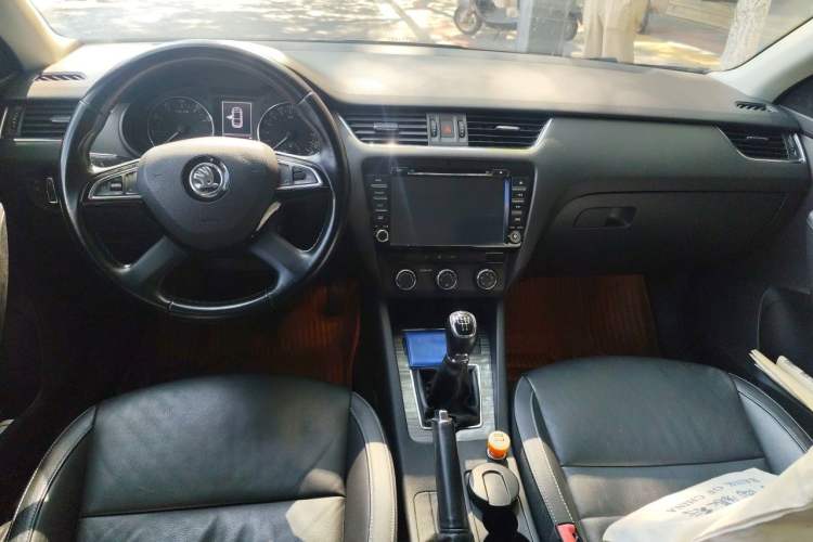 Used Skoda Octavia 2016 1.6L Manual Smart Drive Version Center Console