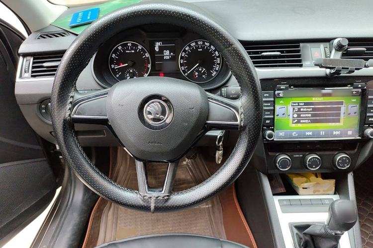 Used Skoda Octavia 2016 1.6L Manual Trend Edition Center Console