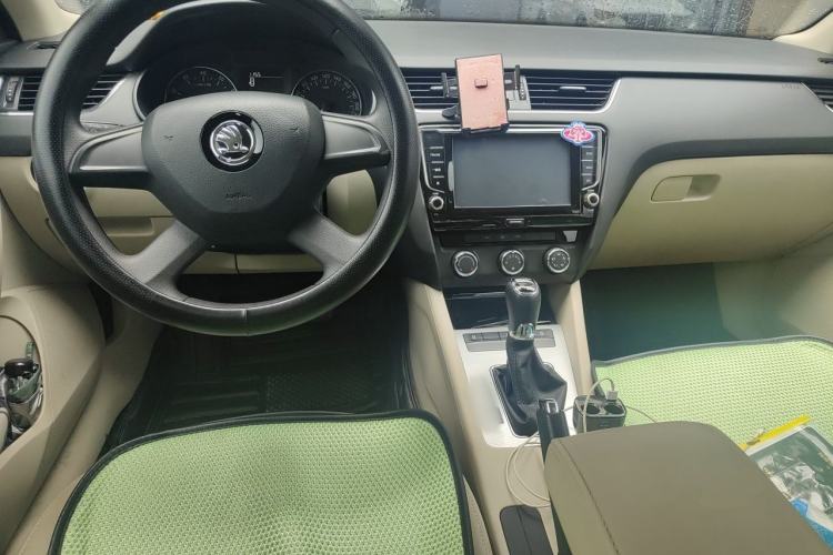 Used Skoda Octavia 2016 1.6L Automatic Chuanxing Edition Center Console