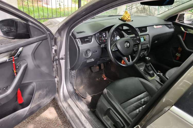 Used Skoda Octavia 2016 1.6L Automatic Smart Drive Edition Driver Seat