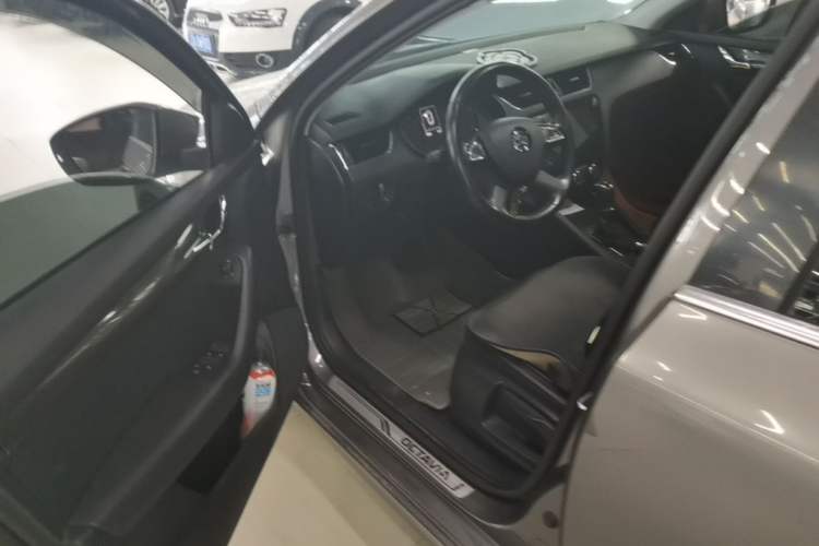Used Skoda Octavia 2016 1.6L Automatic Smart Drive Edition Driver Seat