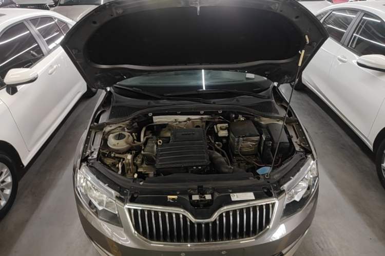 Used Skoda Octavia 2016 1.6L Manual Trend Edition Engine Bay