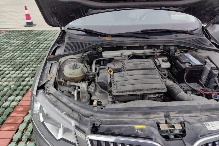 Used Skoda Octavia 2016 1.6L Manual Smart Drive Version Engine Bay Right