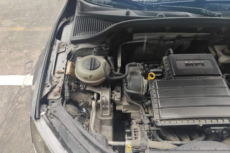 Used Skoda Octavia 2016 1.6L Automatic Chuanxing Edition Engine Bay Right