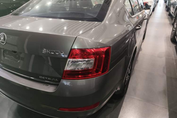 Used Skoda Octavia 2016 1.6L Manual Smart Drive Version Exterior 3
