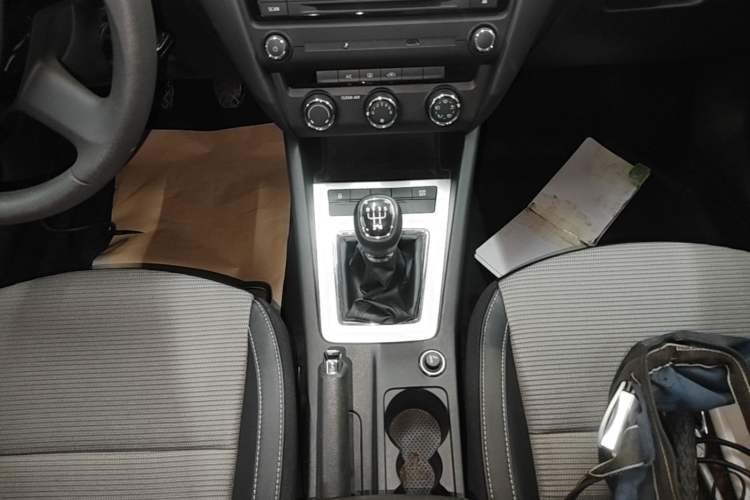 Used Skoda Octavia 2016 1.6L Manual Trend Edition Gear Lever