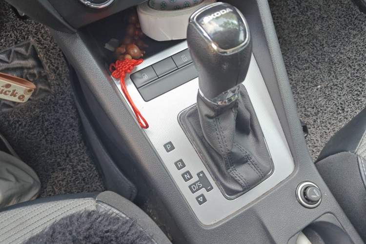 Used Skoda Octavia 2016 1.6L Automatic Chuanxing Edition Gear Lever