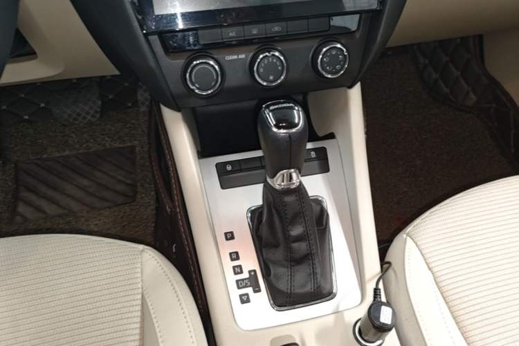Used Skoda Octavia 2016 1.6L Automatic Chuanxing Edition Gear Lever