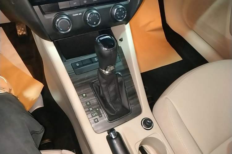 Used Skoda Octavia 2016 1.6L Automatic Smart Drive Edition Gear Lever