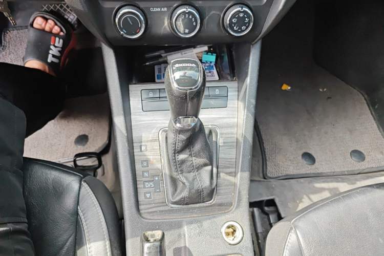 Used Skoda Octavia 2016 1.6L Automatic Smart Drive Edition Gear Lever