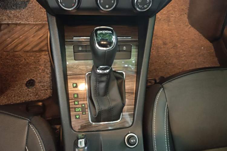 Used Skoda Octavia 2016 1.6L Automatic Smart Drive Edition Gear Lever