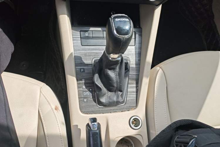 Used Skoda Octavia 2016 1.6L Automatic Smart Drive Edition Gear Lever