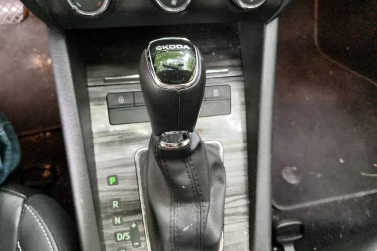 Used Skoda Octavia 2016 1.6L Automatic Smart Drive Edition Gear Lever