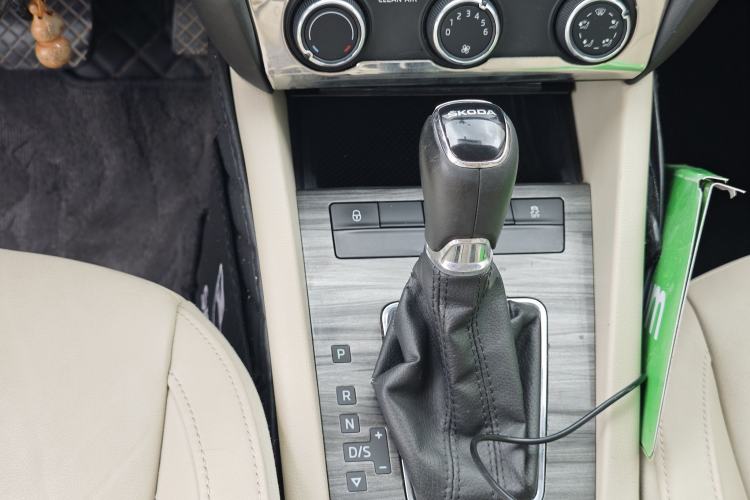 Used Skoda Octavia 2016 1.6L Automatic Chuanxing Edition Gear Lever