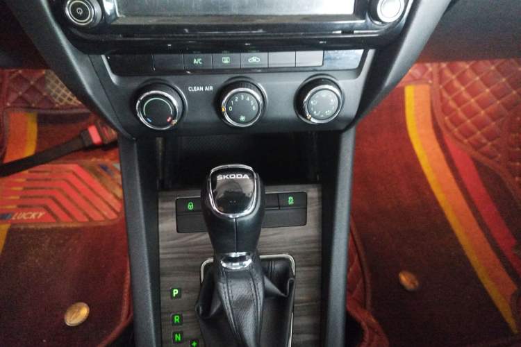 Used Skoda Octavia 2016 1.6L Automatic Smart Drive Edition Gear Lever
