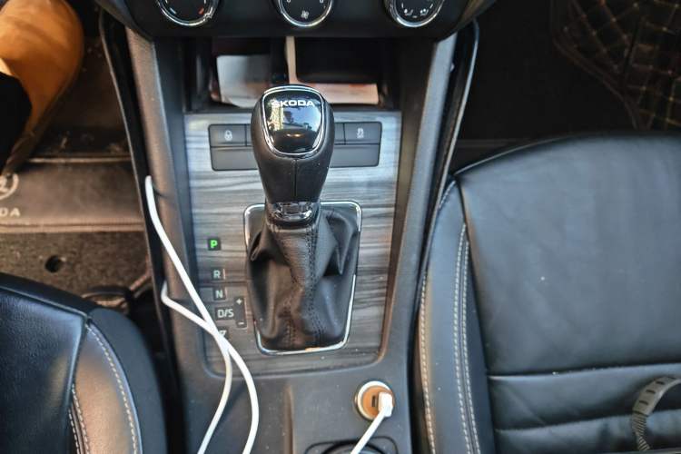 Used Skoda Octavia 2016 1.6L Automatic Smart Drive Edition Gear Lever