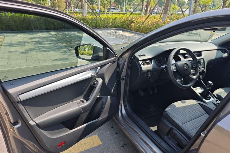 Used Skoda Octavia 2016 1.6L Manual Trend Edition Interior 12