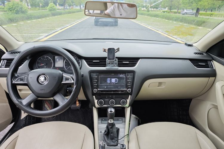 Used Skoda Octavia 2016 1.6L Automatic Chuanxing Edition Interior 4