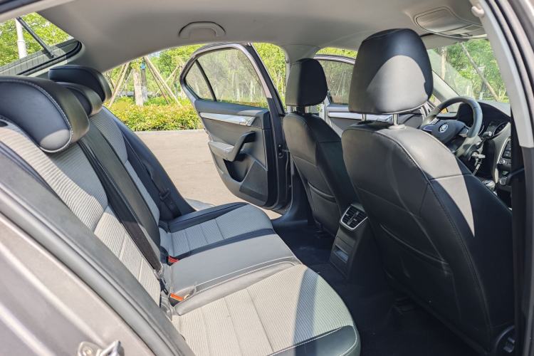Used Skoda Octavia 2016 1.6L Manual Trend Edition Interior 6