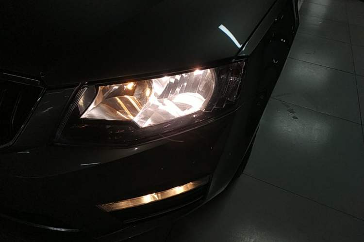 Used Skoda Octavia 2016 1.6L Automatic Smart Drive Edition Left Front Headlight