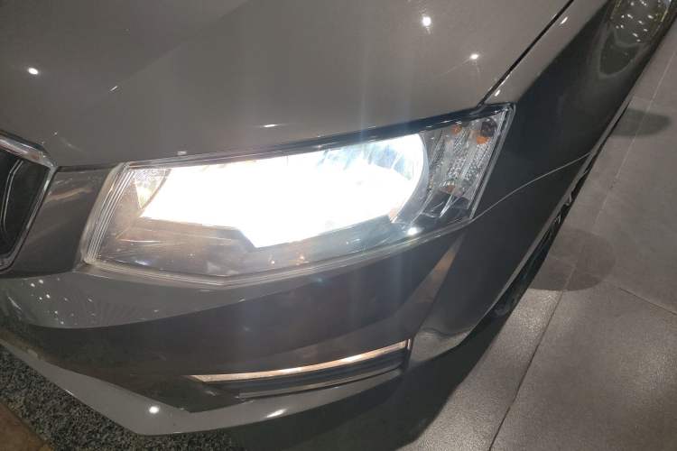 Used Skoda Octavia 2016 1.6L Manual Smart Drive Version Left Front Headlight