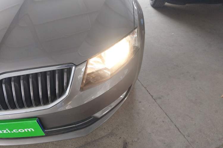 Used Skoda Octavia 2016 1.6L Automatic Smart Drive Edition Left Front Headlight