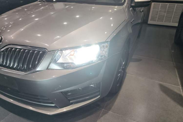 Used Skoda Octavia 2016 1.6L Manual Smart Drive Version Left Front Headlight