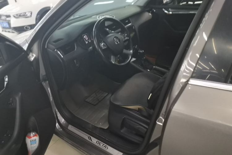 Used Skoda Octavia 2016 1.6L Automatic Smart Drive Edition Left Front Seat