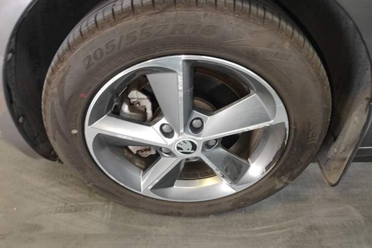 Used Skoda Octavia 2016 1.6L Manual Trend Edition Left Front Wheel Hub