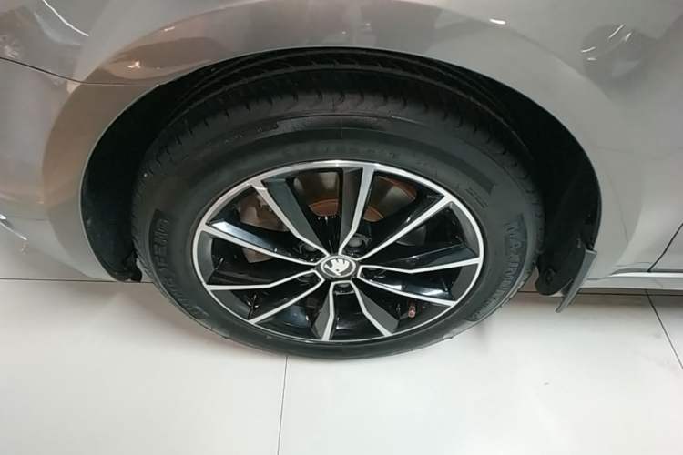 Used Skoda Octavia 2016 1.6L Automatic Smart Drive Edition Left Front Wheel Hub