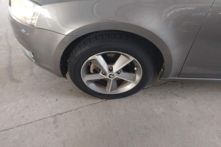 Used Skoda Octavia 2016 1.6L Automatic Smart Drive Edition Left Front Wheel Hub