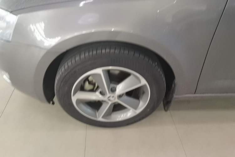 Used Skoda Octavia 2016 1.6L Automatic Smart Drive Edition Left Front Wheel Hub