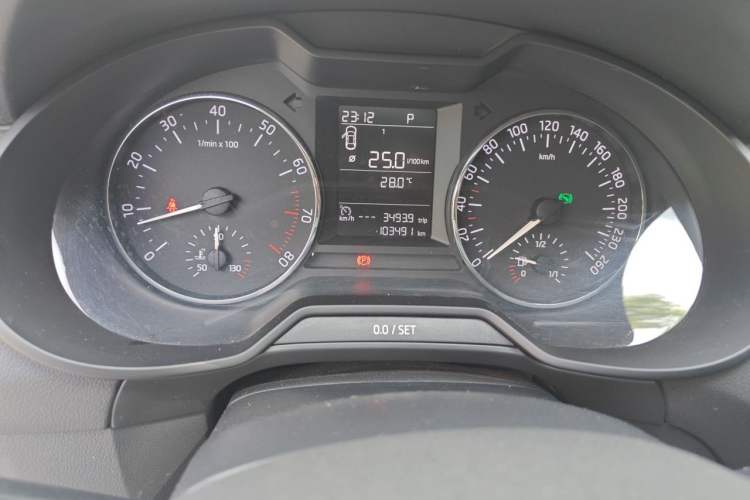 Used Skoda Octavia 2016 1.6L Automatic Chuanxing Edition Odometer Close Up