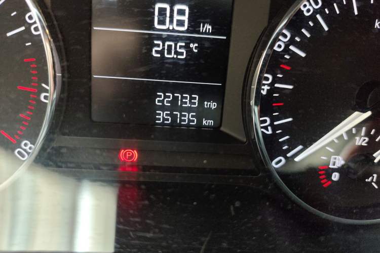 Used Skoda Octavia 2016 1.6L Manual Trend Edition Odometer Close Up