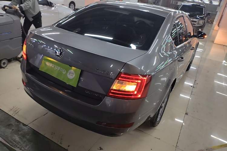 Used Skoda Octavia 2016 1.6L Automatic Chuanxing Edition Rear Right 45 Deg