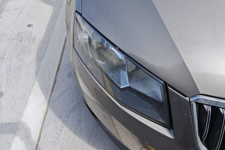 Used Skoda Octavia 2016 1.6L Automatic Smart Drive Edition Right Front Headlight