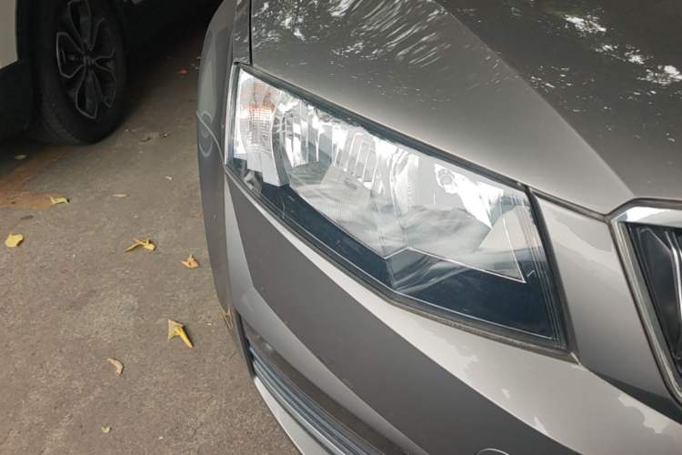 Used Skoda Octavia 2016 1.6L Automatic Smart Drive Edition Right Front Headlight