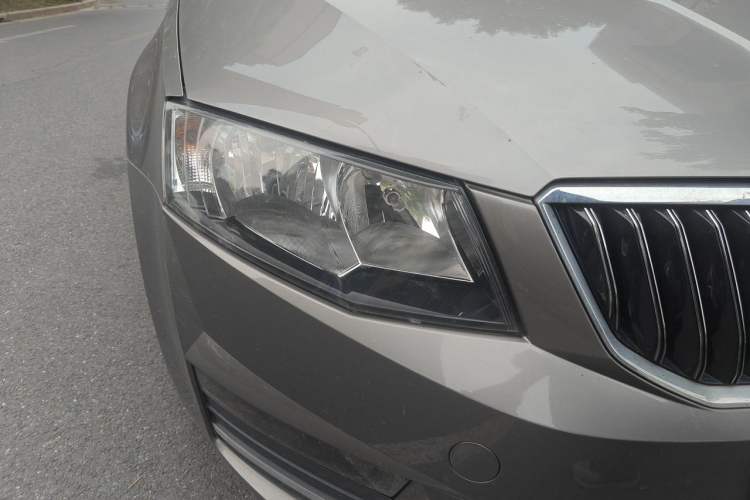 Used Skoda Octavia 2016 1.6L Automatic Smart Drive Edition Right Front Headlight