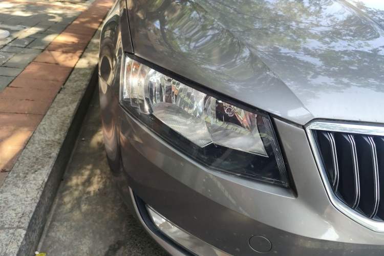 Used Skoda Octavia 2016 1.6L Manual Smart Drive Version Right Front Headlight
