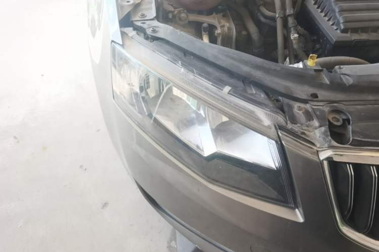 Used Skoda Octavia 2016 TSI280 DSG Smart Drive Edition Right Front Headlight