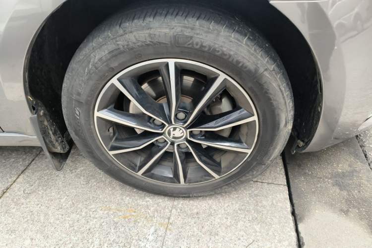 Used Skoda Octavia 2016 1.6L Automatic Smart Drive Edition Right Front Wheel Hub