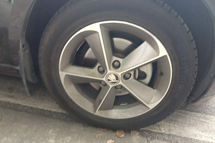 Used Skoda Octavia 2016 TSI280 DSG Smart Drive Edition Right Front Wheel Hub