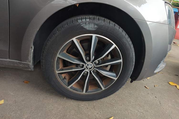 Used Skoda Octavia 2016 1.6L Automatic Smart Drive Edition Right Front Wheel Hub