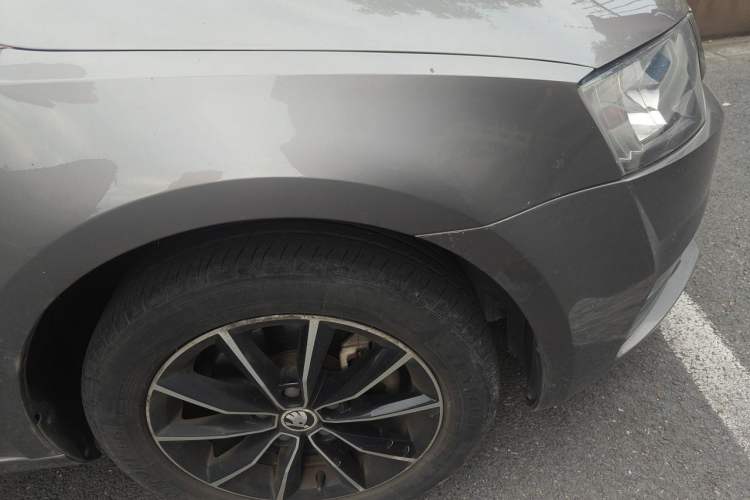 Used Skoda Octavia 2016 1.6L Automatic Smart Drive Edition Right Front Wheel Hub