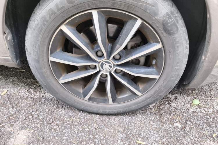 Used Skoda Octavia 2016 1.6L Automatic Smart Drive Edition Right Front Wheel Hub
