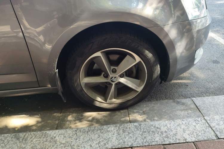 Used Skoda Octavia 2016 1.6L Manual Smart Drive Version Right Front Wheel Hub
