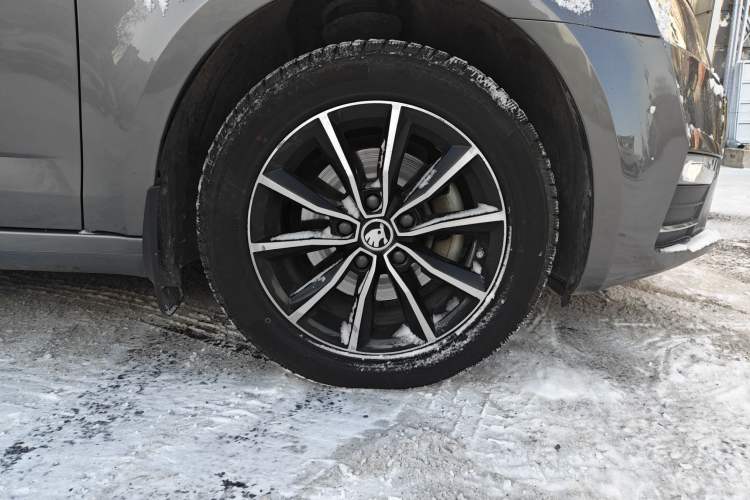 Used Skoda Octavia 2016 1.6L Automatic Smart Drive Edition Right Front Wheel Hub
