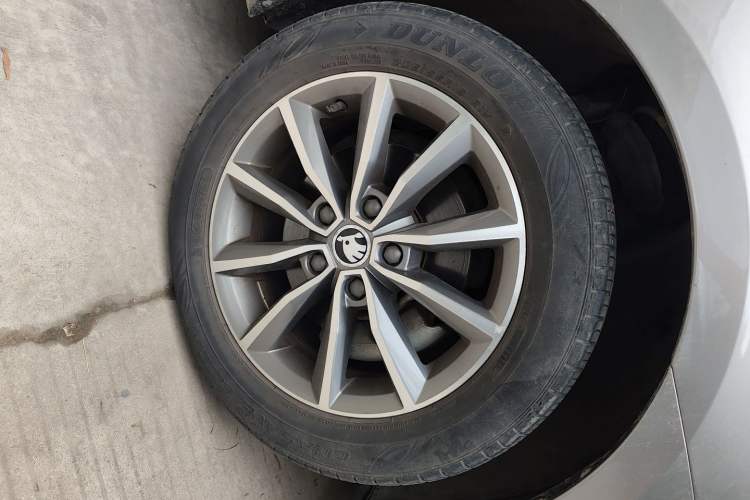 Used Skoda Octavia 2016 1.6L Manual Trend Edition Right Front Wheel Hub